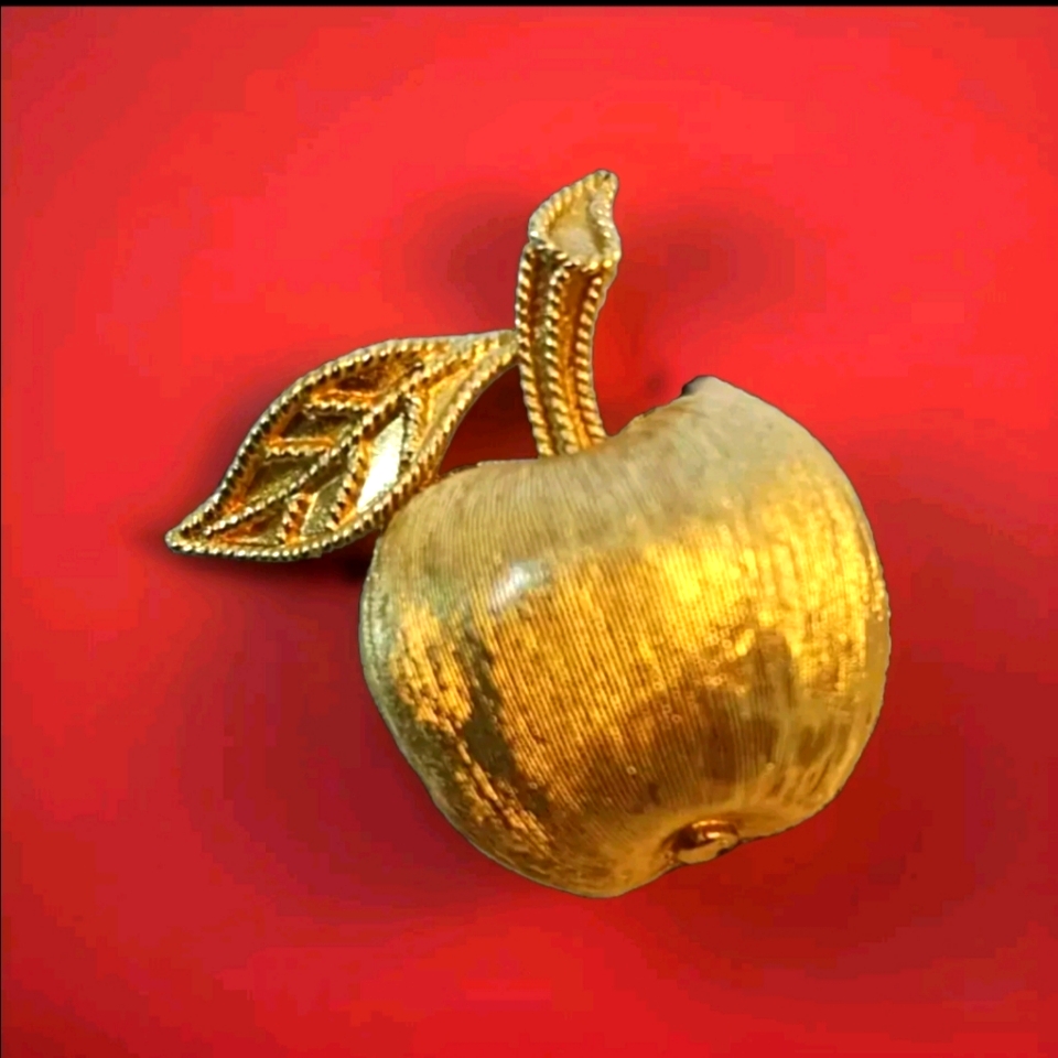 Crown Trifari Brushed Goldtone Brooch Pin Vintage Wearable Collectible 30$